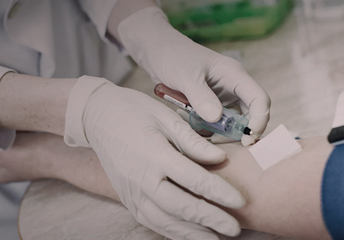 Врач берёт кровь из вены на анализ